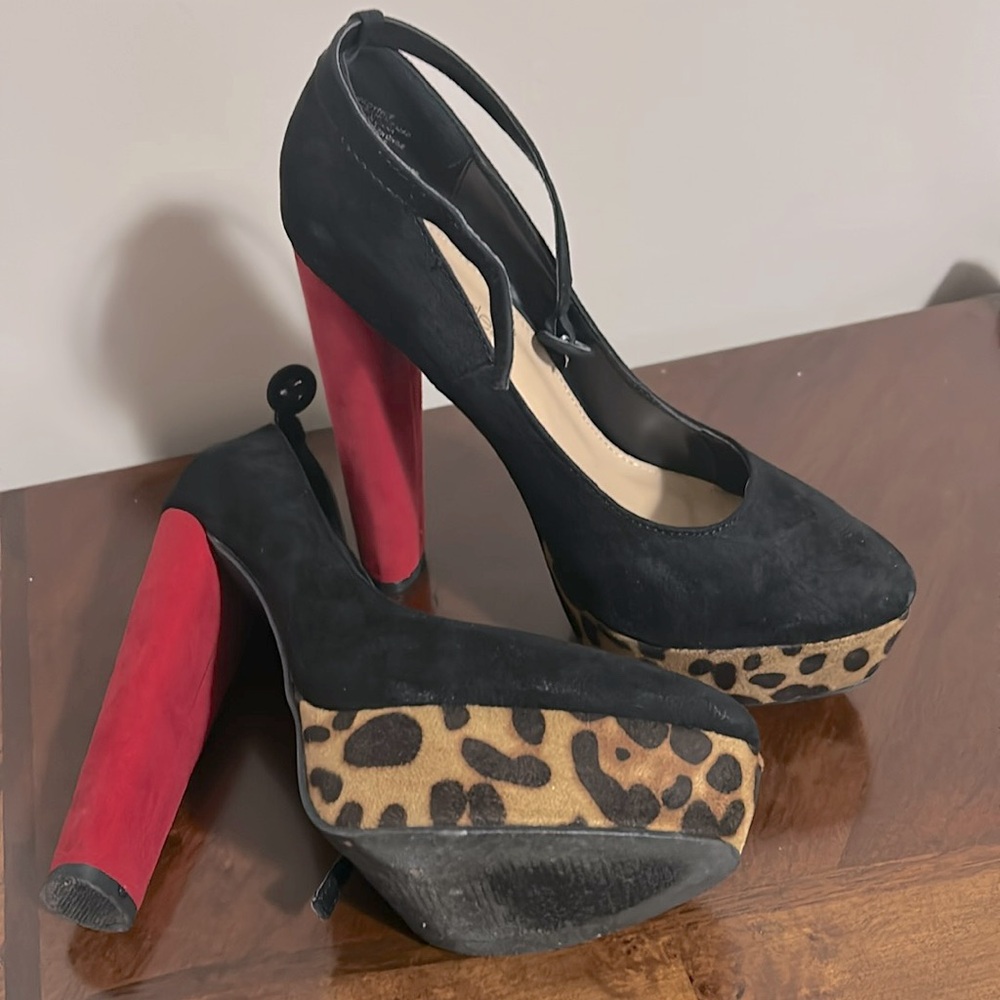 Shoe Dazzle Platform Heel
Size 9
Ankle Strap